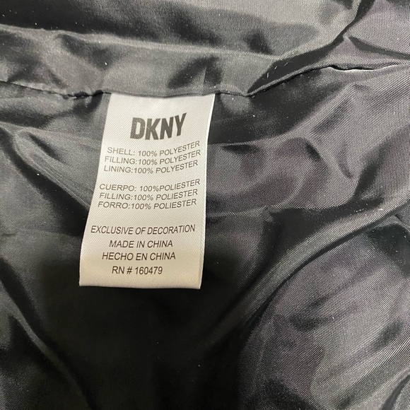 Men’s DKNY Oakland Puffer Vest Size Medium (NWT).  MSRP $98.50 - Picture 9 of 10